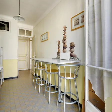 Near Nice's Harbor Appartement